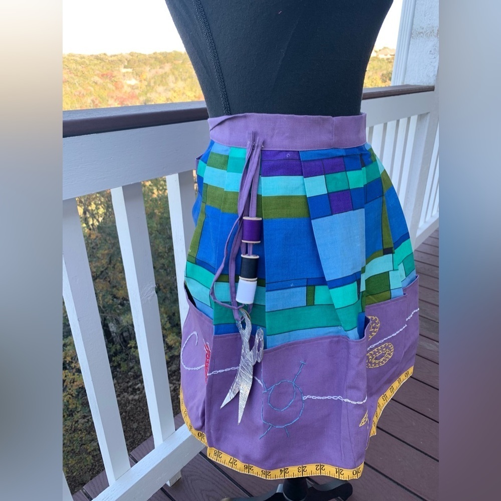 Handmade Apron Embroidery Sewing Pattern - Picture 2 of 13